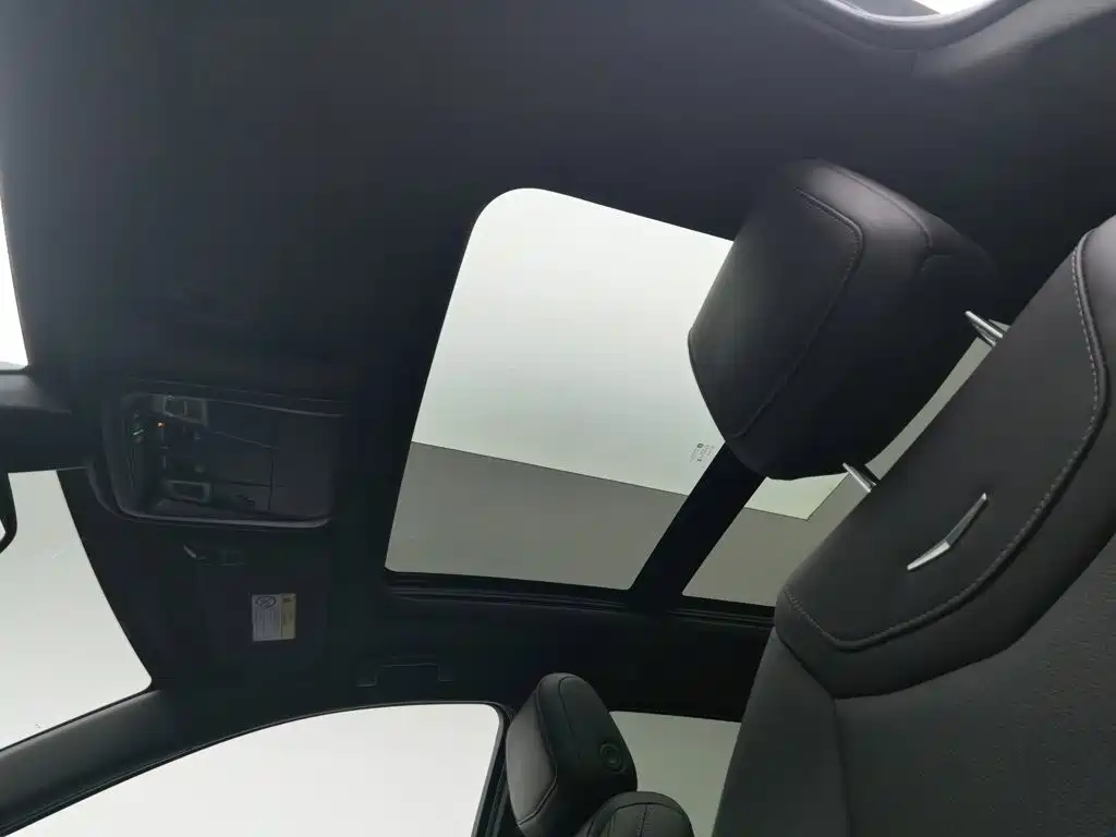 Cadillac XT5 — фото 14