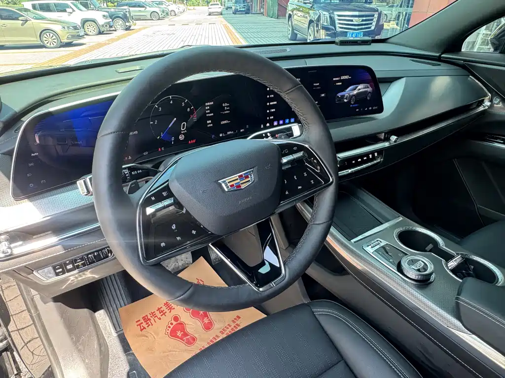 Cadillac XT5 — фото 8