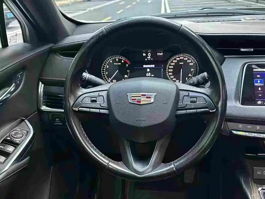 Cadillac XT4 — фото 6