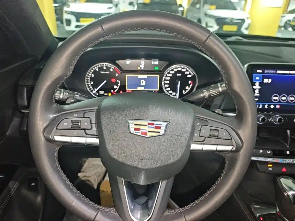 Cadillac CT4 — фото 11