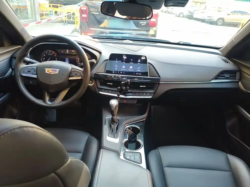 Cadillac CT4 — фото 10