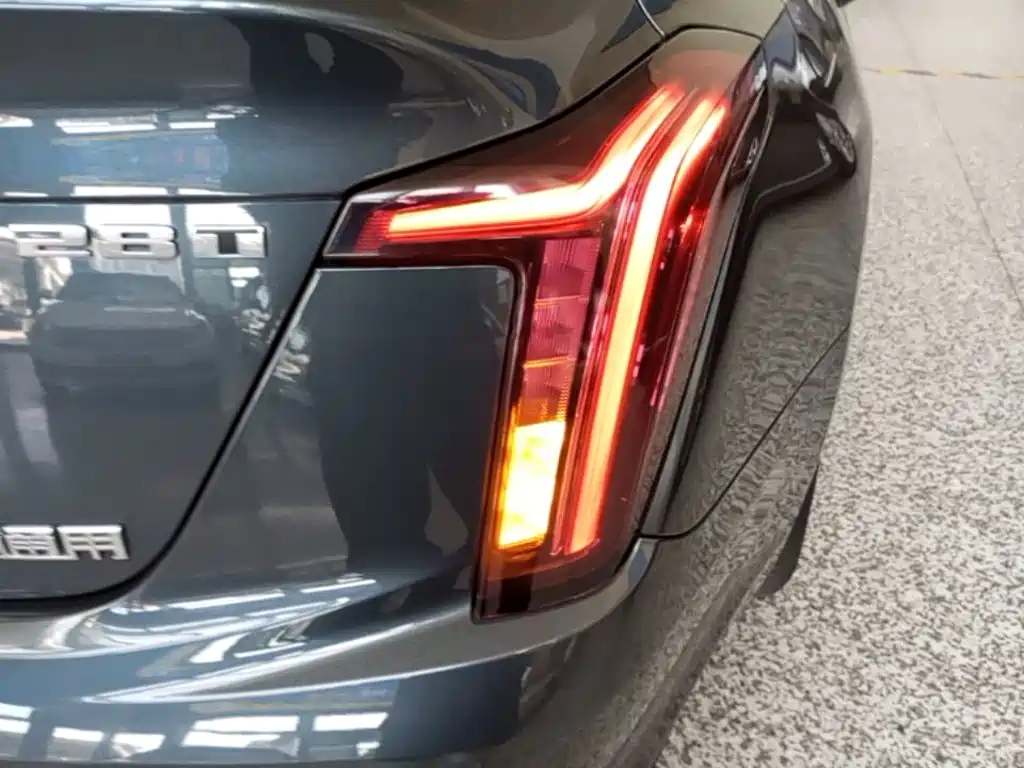 Cadillac CT5 — фото 8