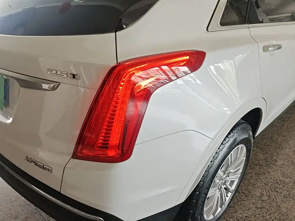 Cadillac XT5 — фото 8