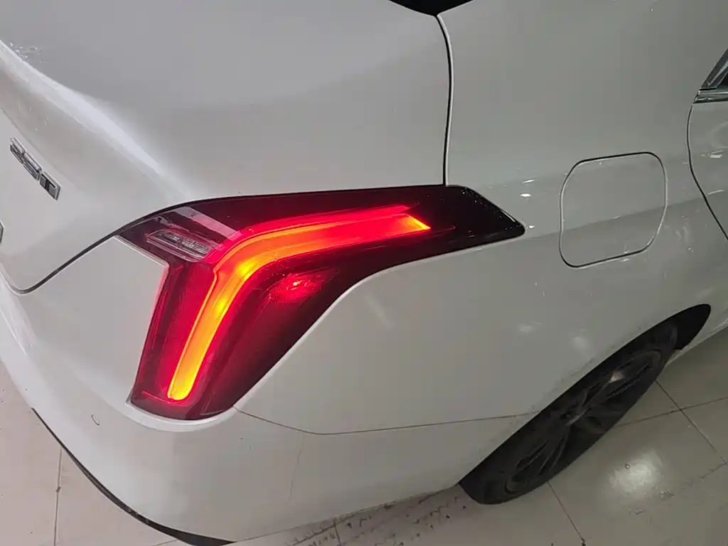 Cadillac CT4 — фото 8