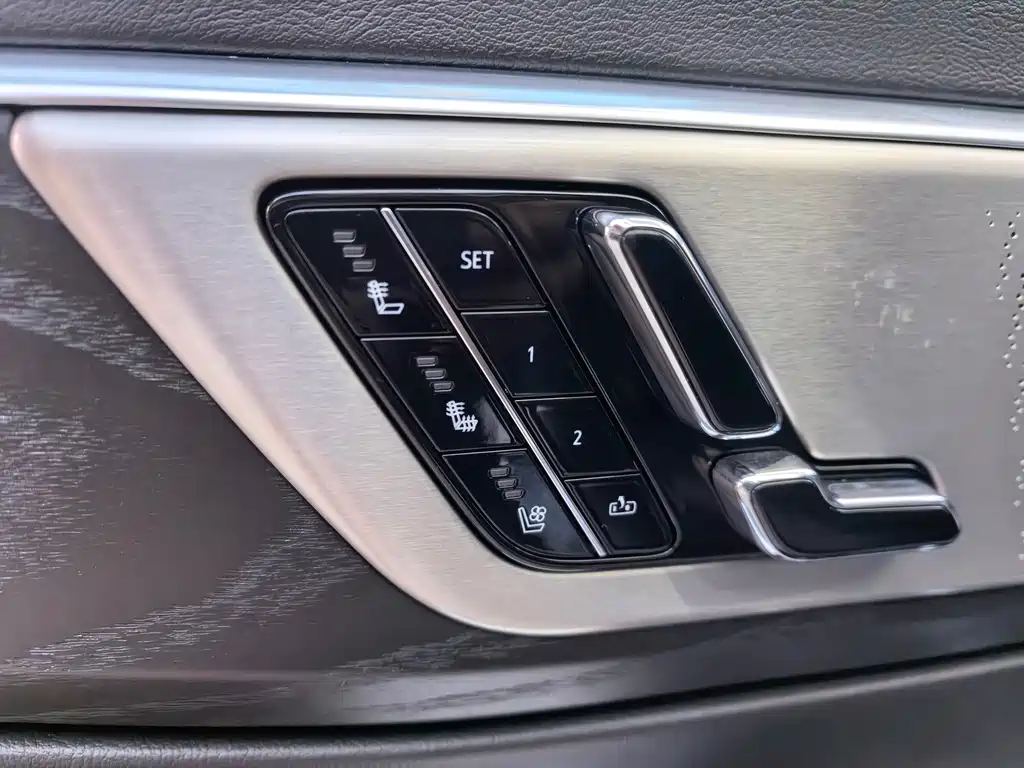 Cadillac CT6 — фото 19