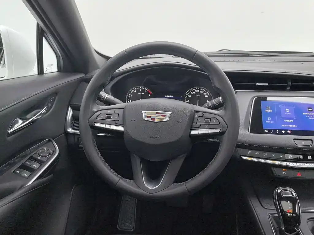 Cadillac XT4 — фото 11