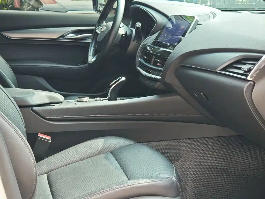 Cadillac CT5 — фото 21