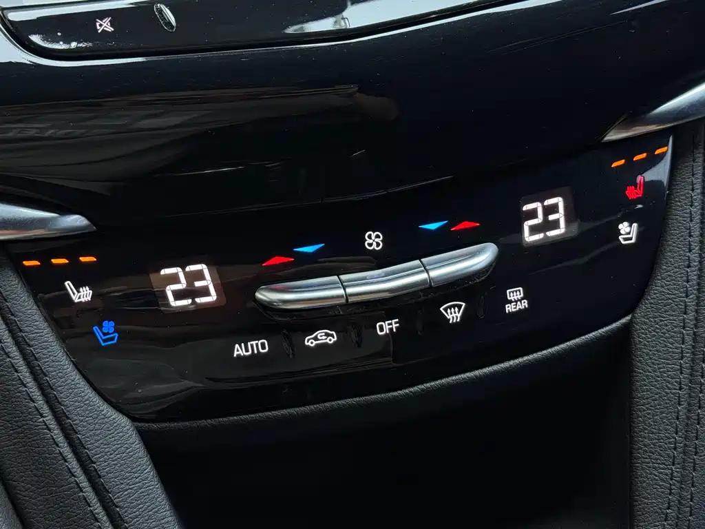Cadillac XT6 — фото 14