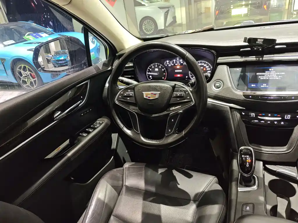 Cadillac XT5 — фото 13