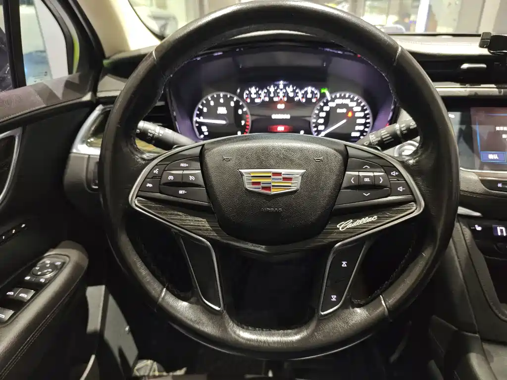 Cadillac XT5 — фото 14