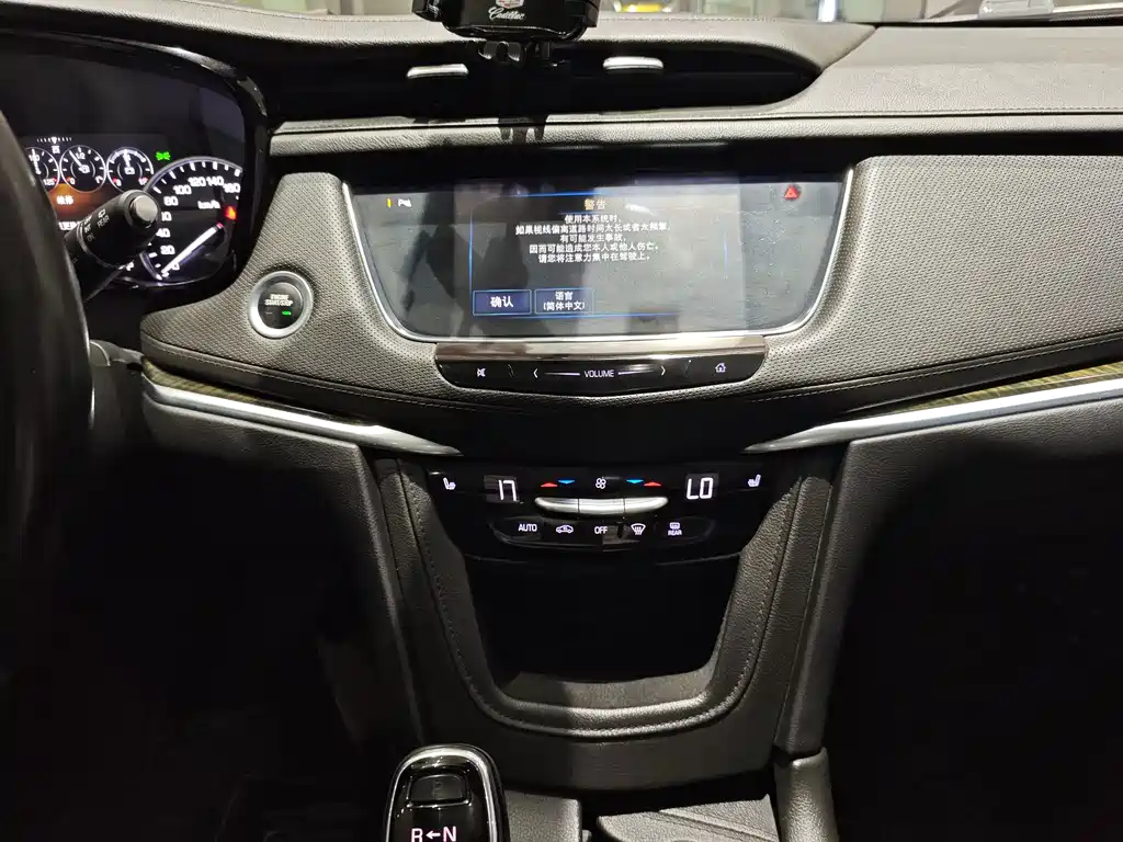 Cadillac XT5 — фото 15