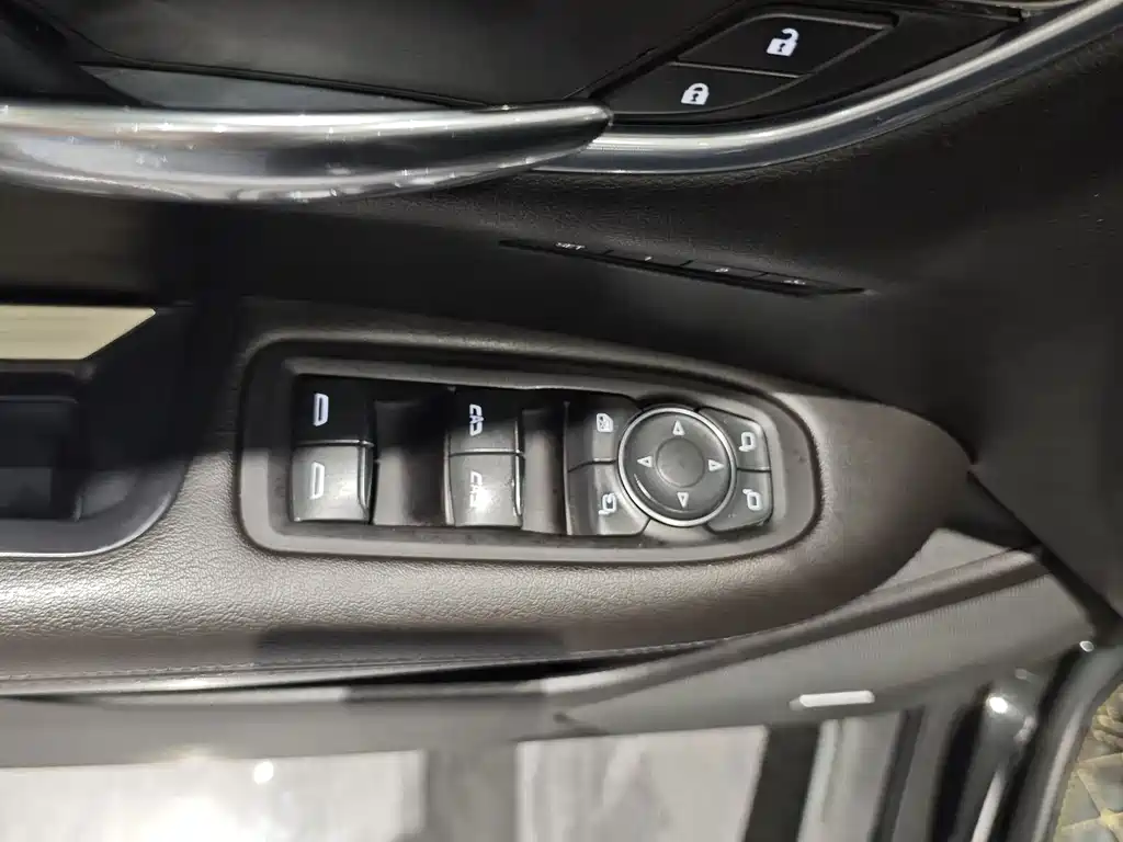 Cadillac XT5 — фото 22