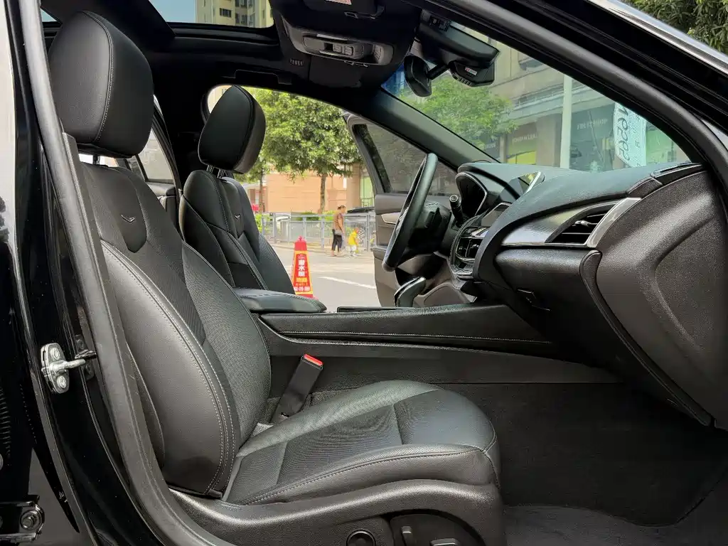 Cadillac CT5 — фото 15