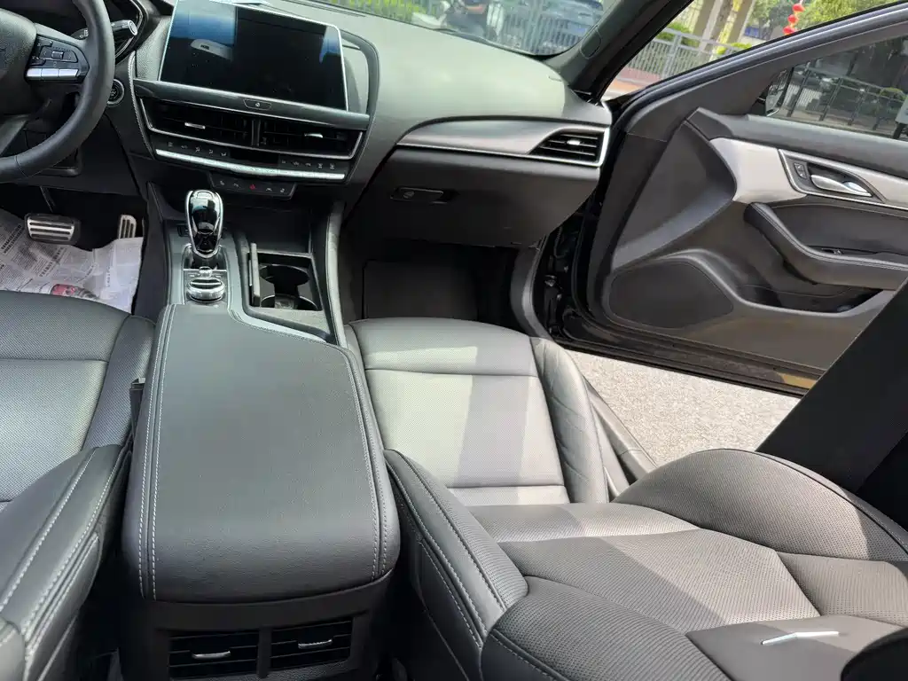 Cadillac CT5 — фото 31