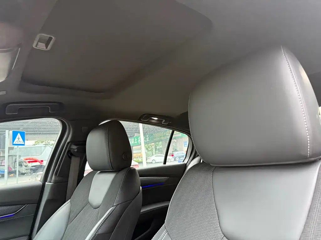 Cadillac CT5 — фото 9
