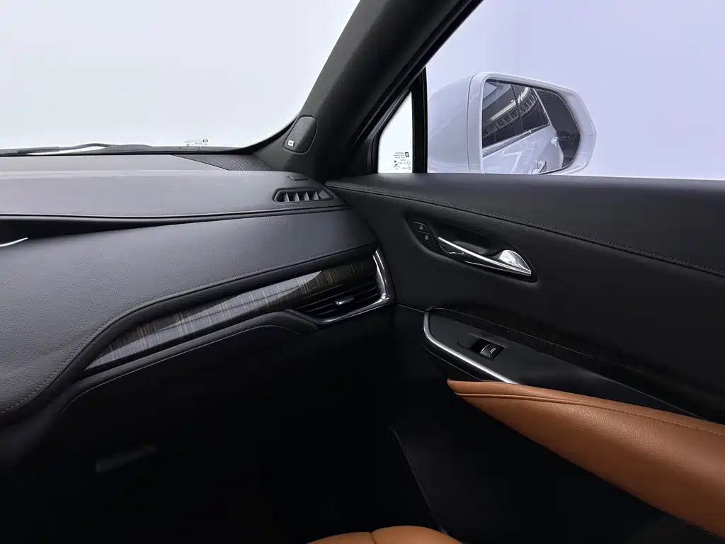 Cadillac XT4 — фото 15