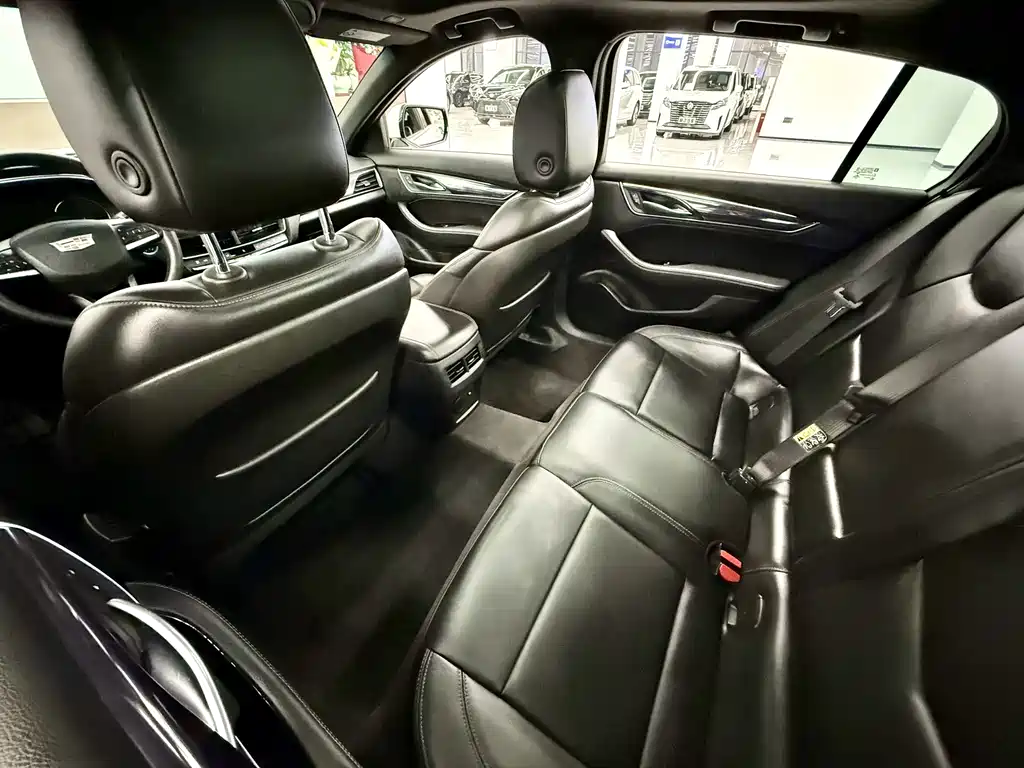 Cadillac CT5 — фото 8