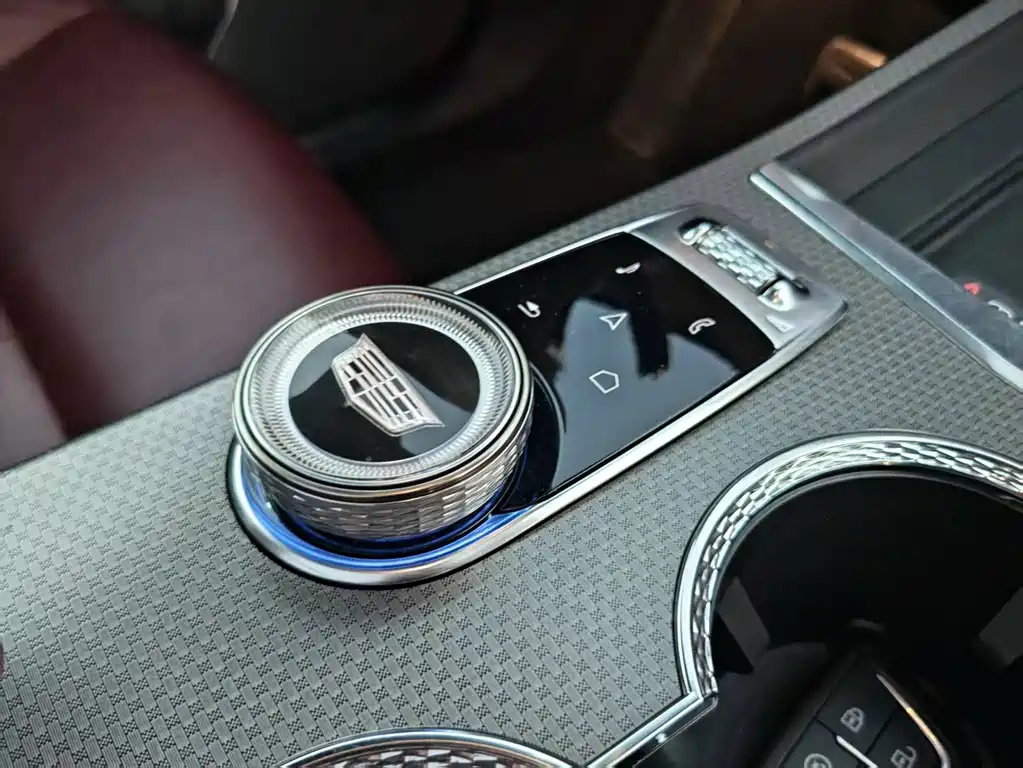 Cadillac XT5 — фото 23
