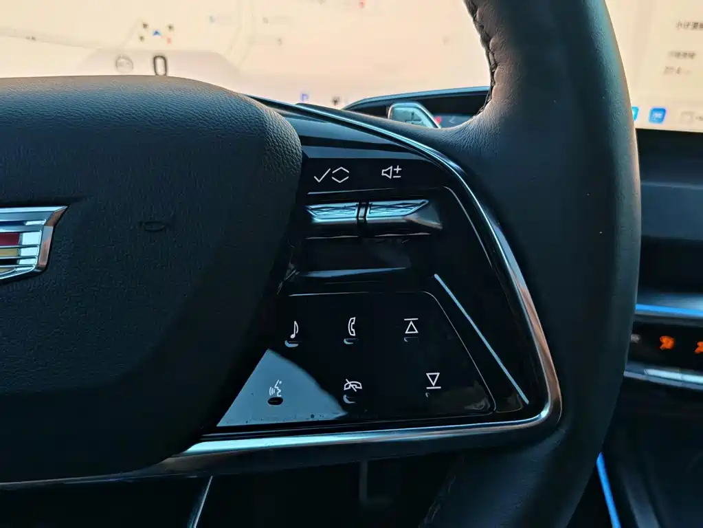 Cadillac XT5 — фото 30
