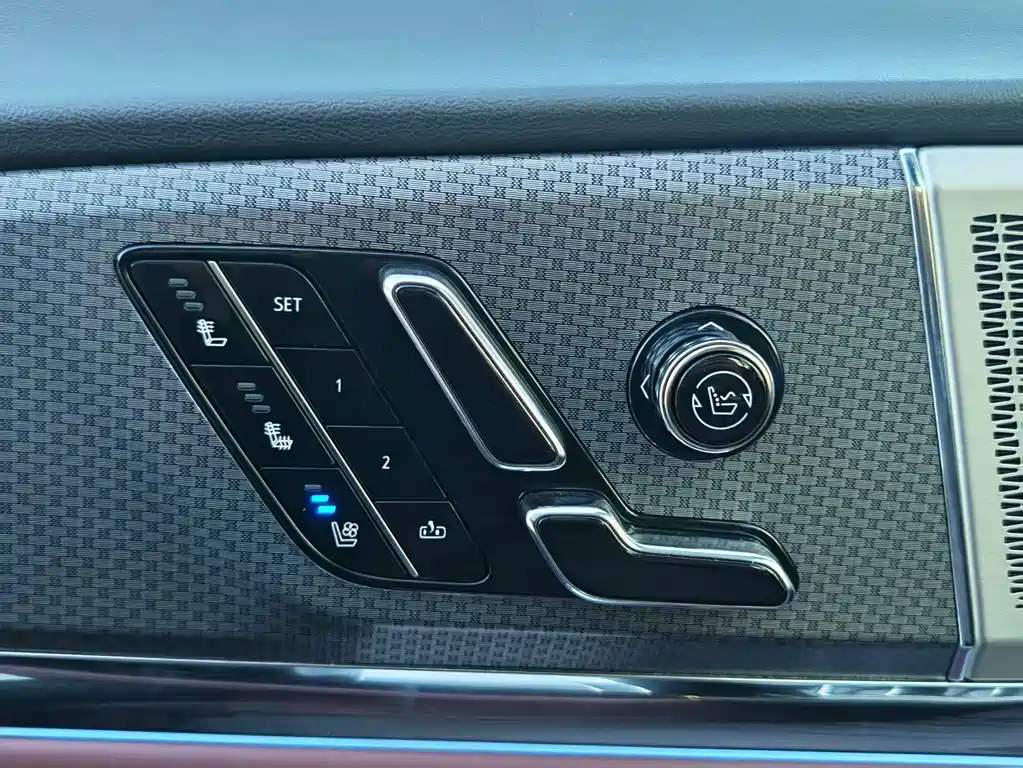 Cadillac XT5 — фото 35