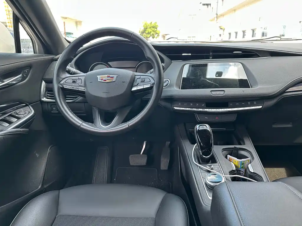 Cadillac XT4 — фото 11