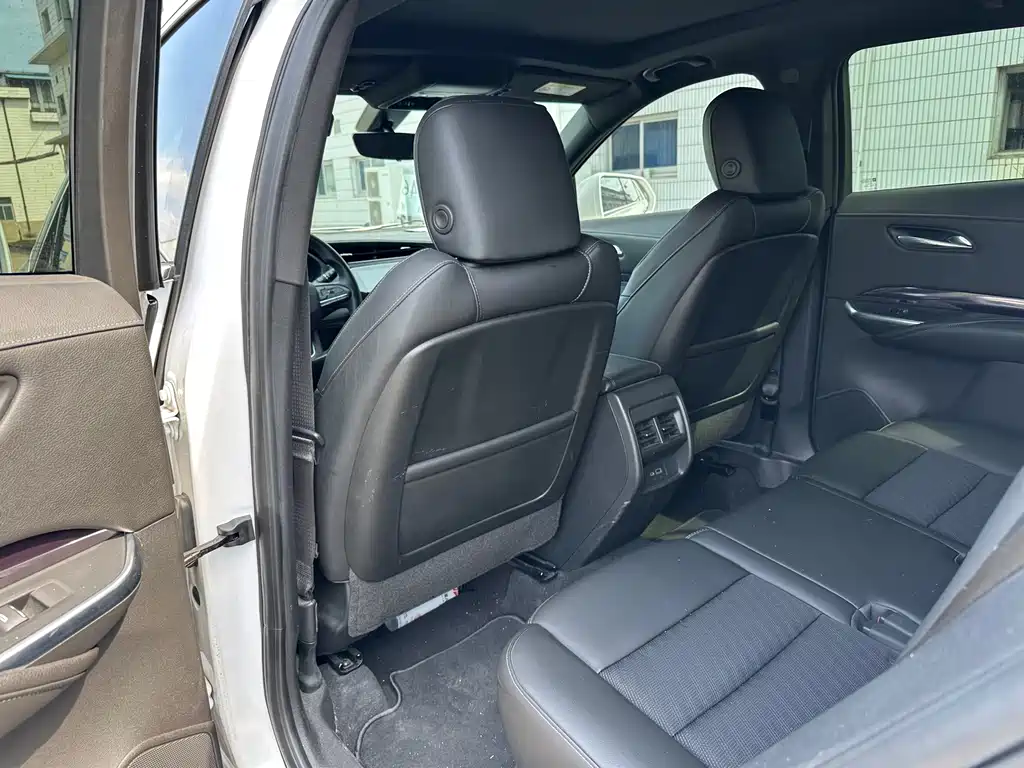 Cadillac XT4 — фото 8