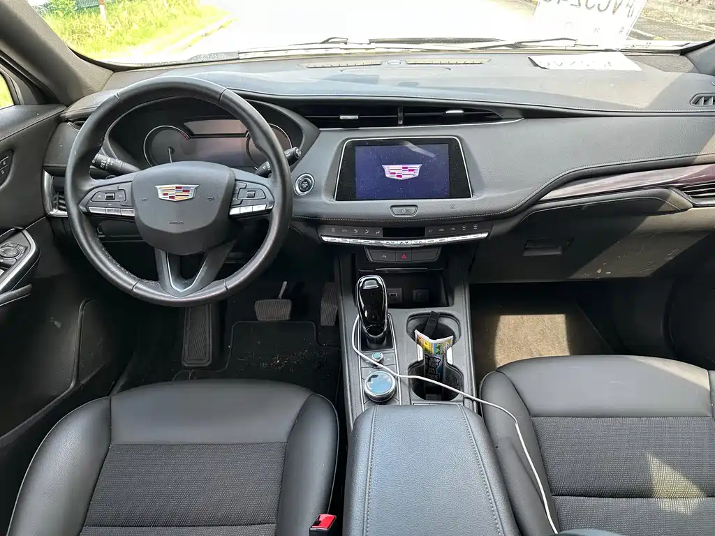 Cadillac XT4 — фото 10
