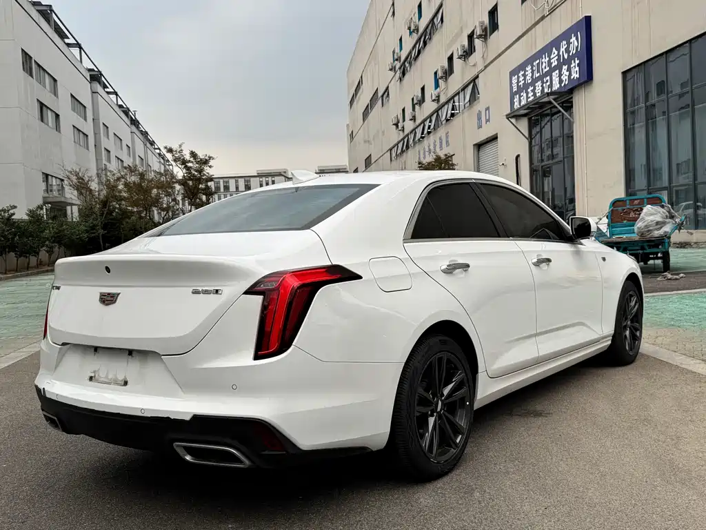 Cadillac CT4 — фото 11