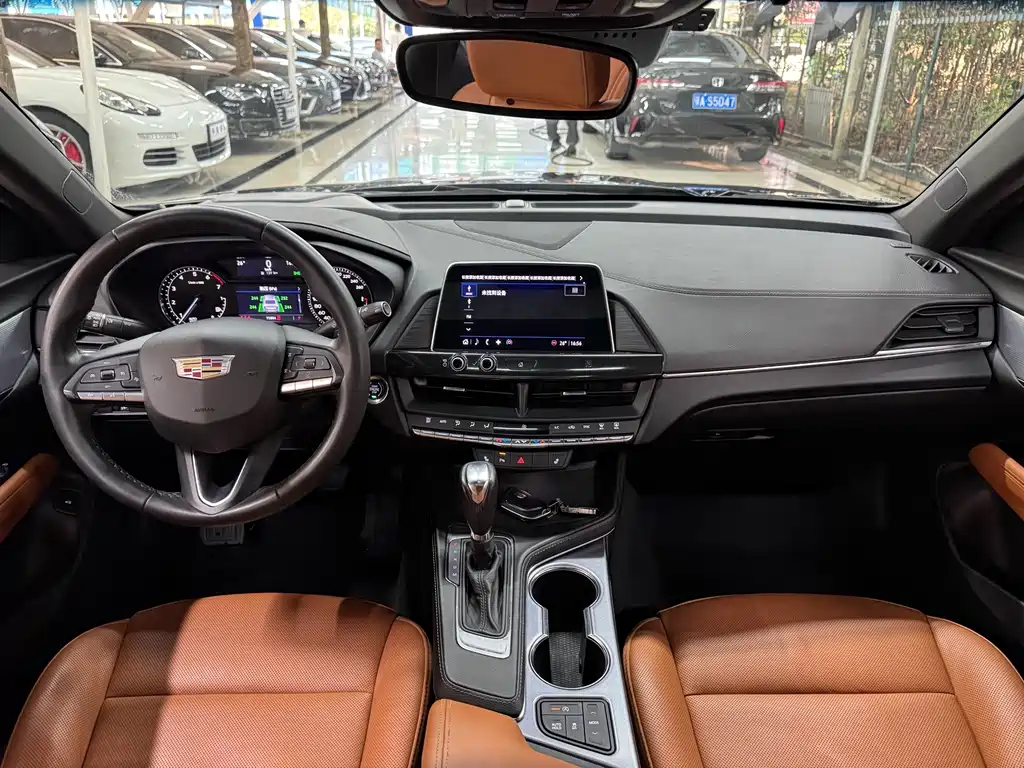Cadillac CT4 — фото 18