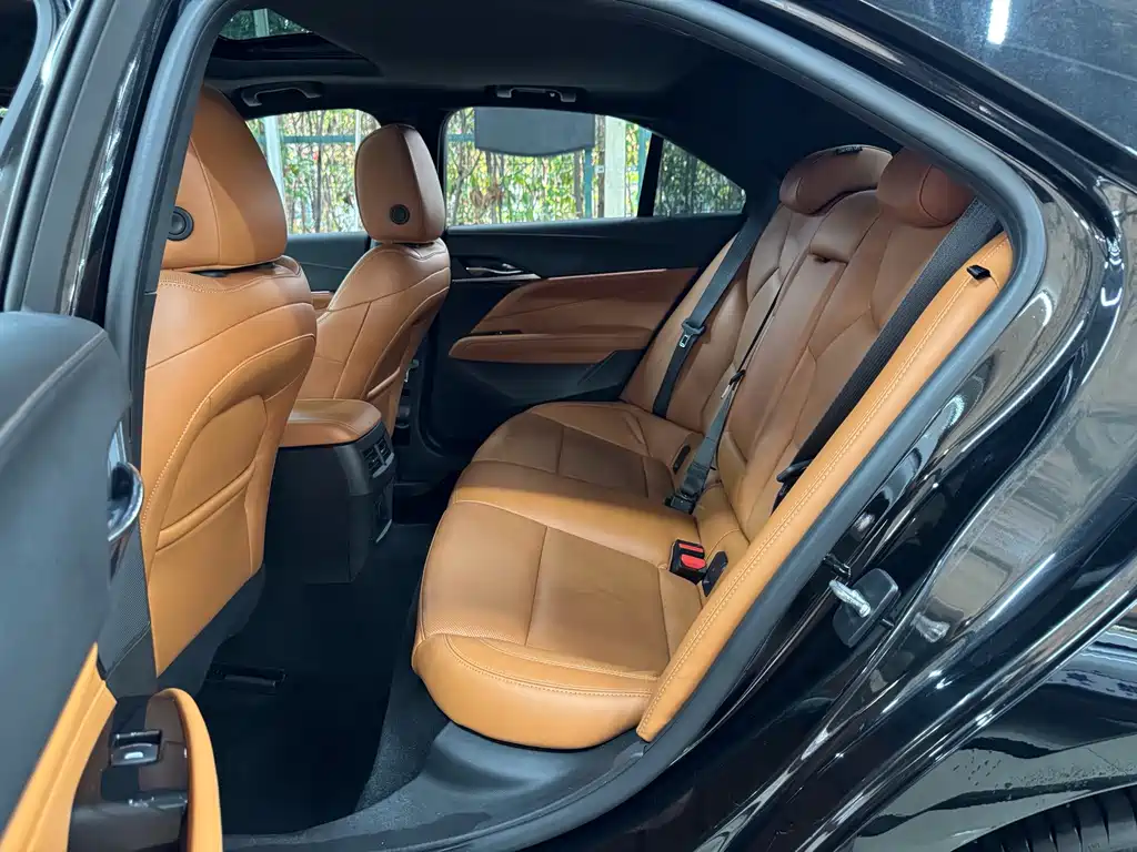 Cadillac CT4 — фото 8