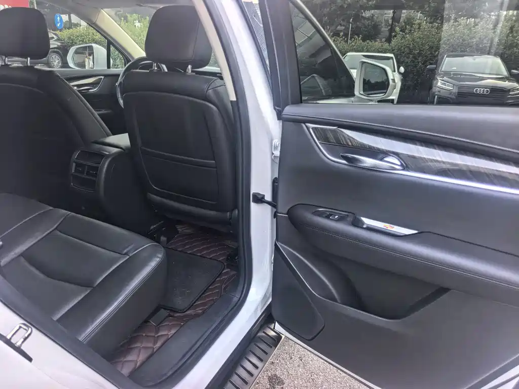 Cadillac XT5 — фото 15