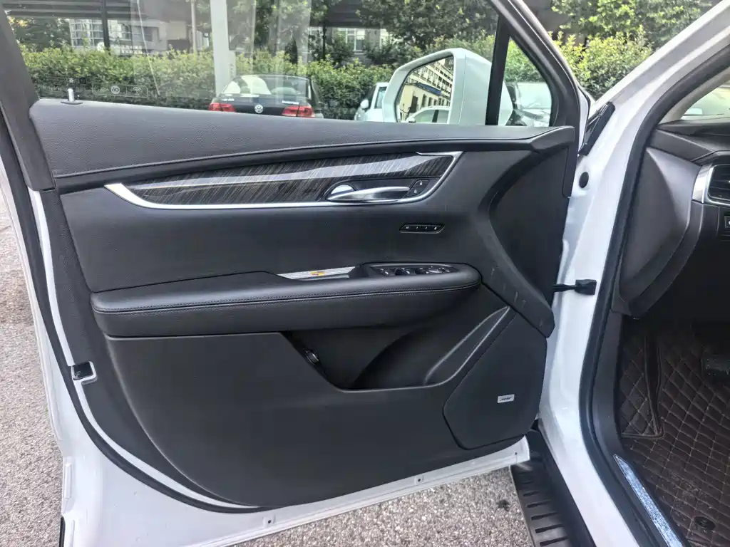 Cadillac XT5 — фото 18
