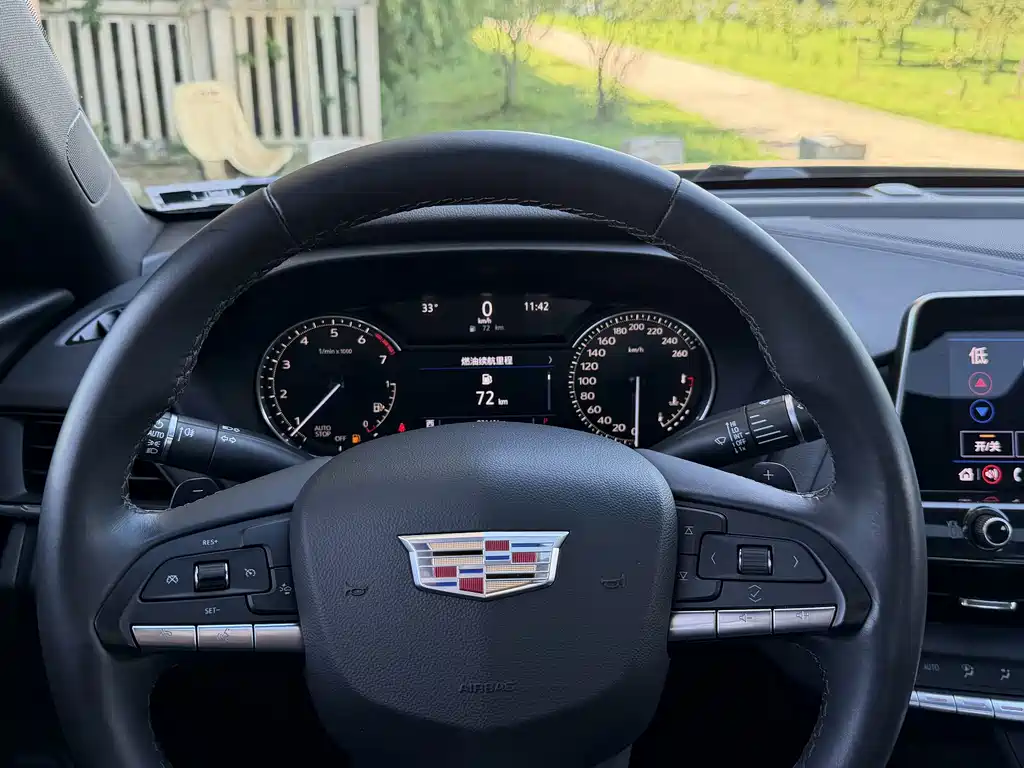 Cadillac CT4 — фото 5