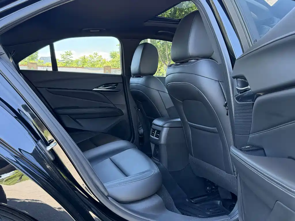 Cadillac CT4 — фото 10