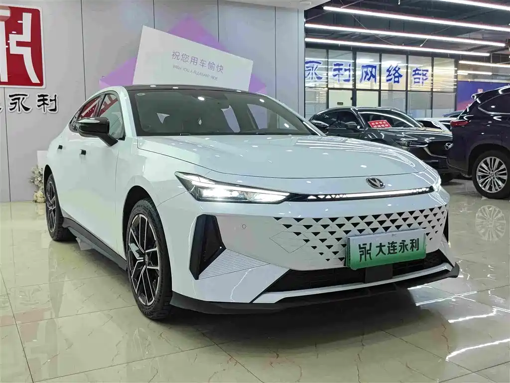 Changan UNI-V iDD — фото 3