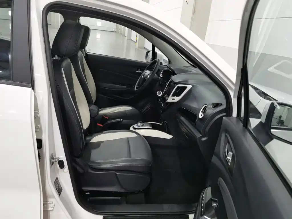 Changan CS15EV — фото 23