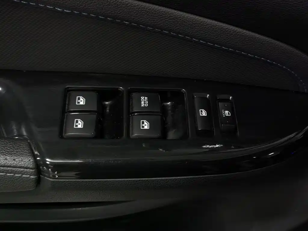 Changan CS15EV — фото 9