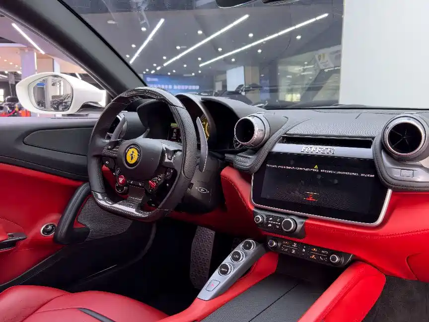 Ferrari GTC4Lusso — фото 14
