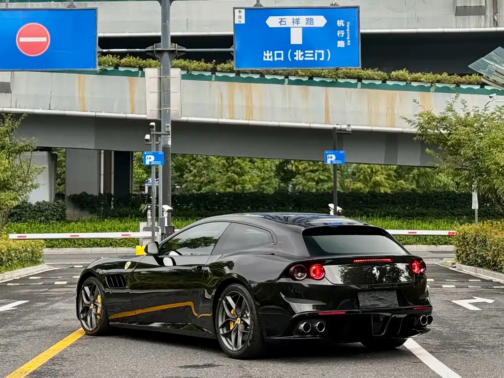 Ferrari GTC4Lusso — фото 9