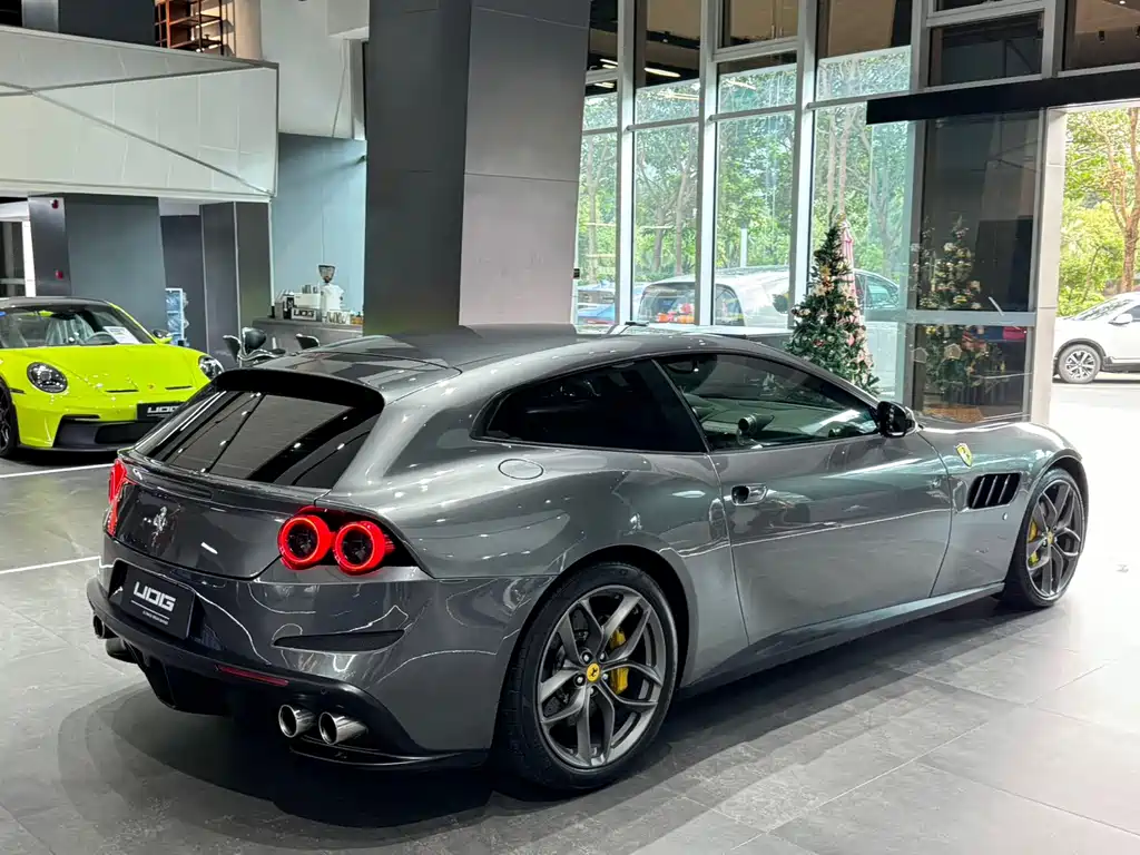 Ferrari GTC4Lusso — фото 8