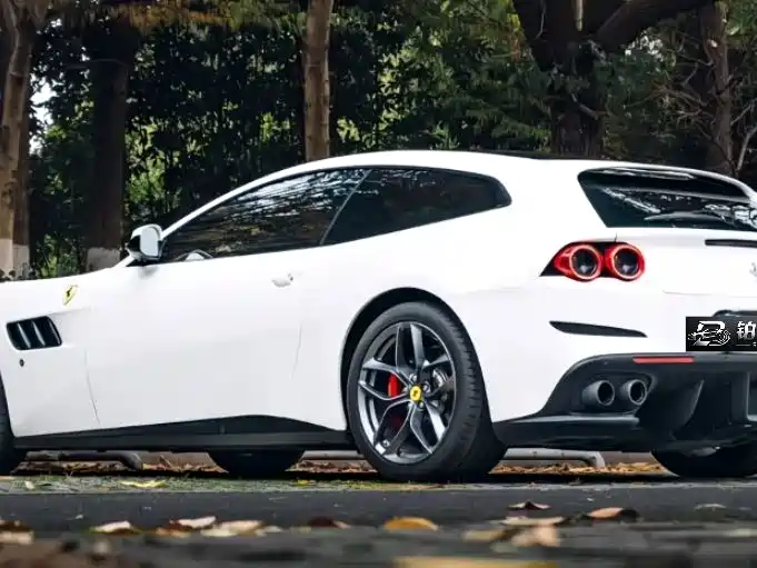 Ferrari GTC4Lusso — фото 3