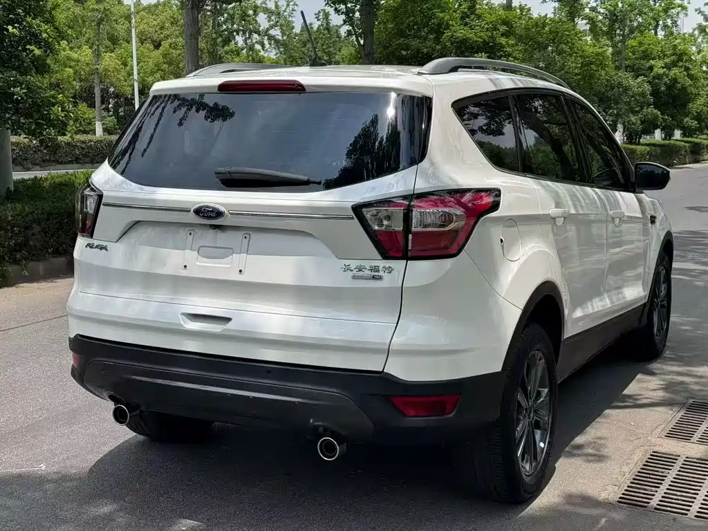 Ford Kuga — фото 8