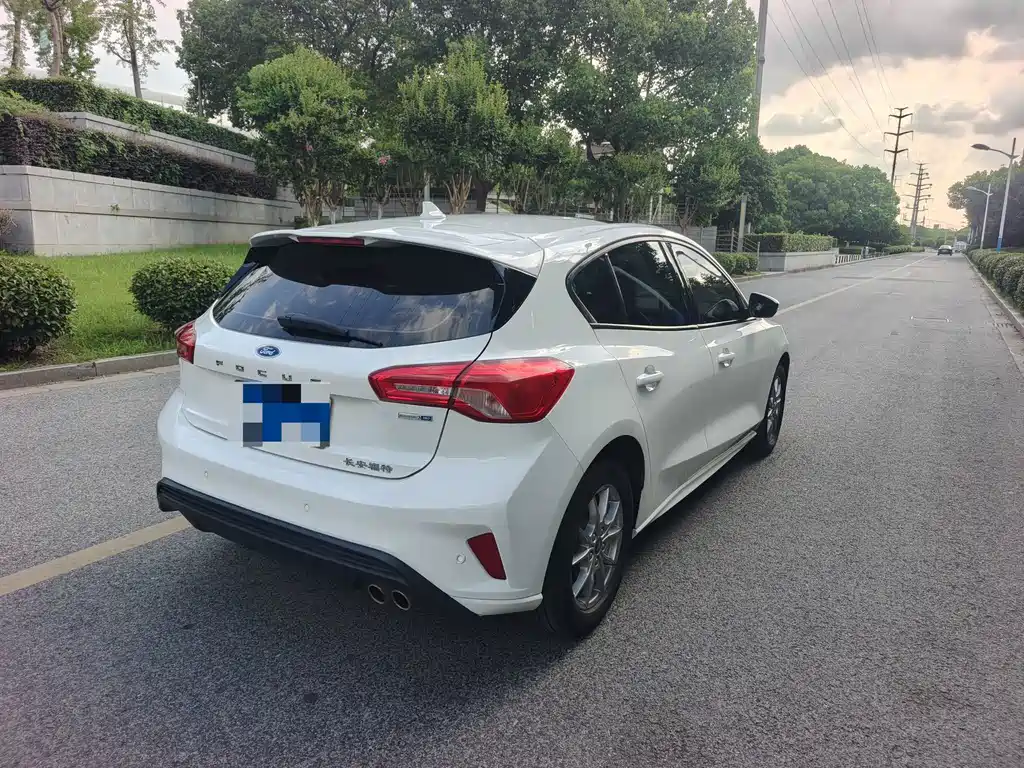 Ford Focus — фото 4