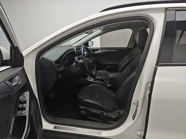 Ford Focus Active — фото 8