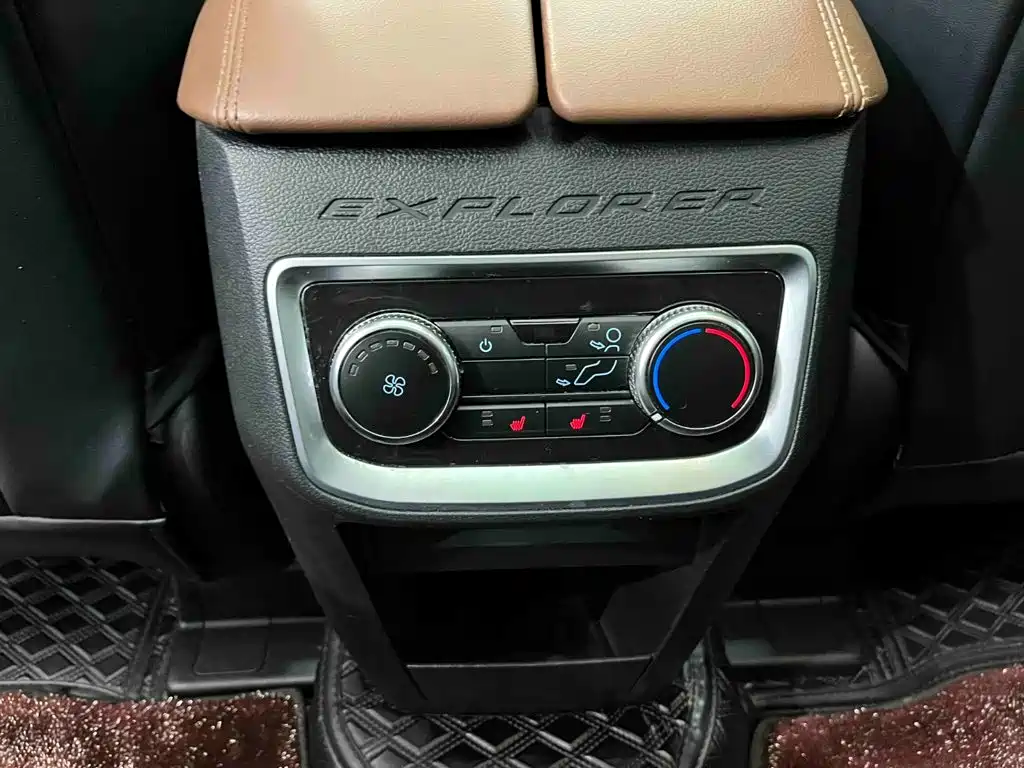 Ford Explorer — фото 14