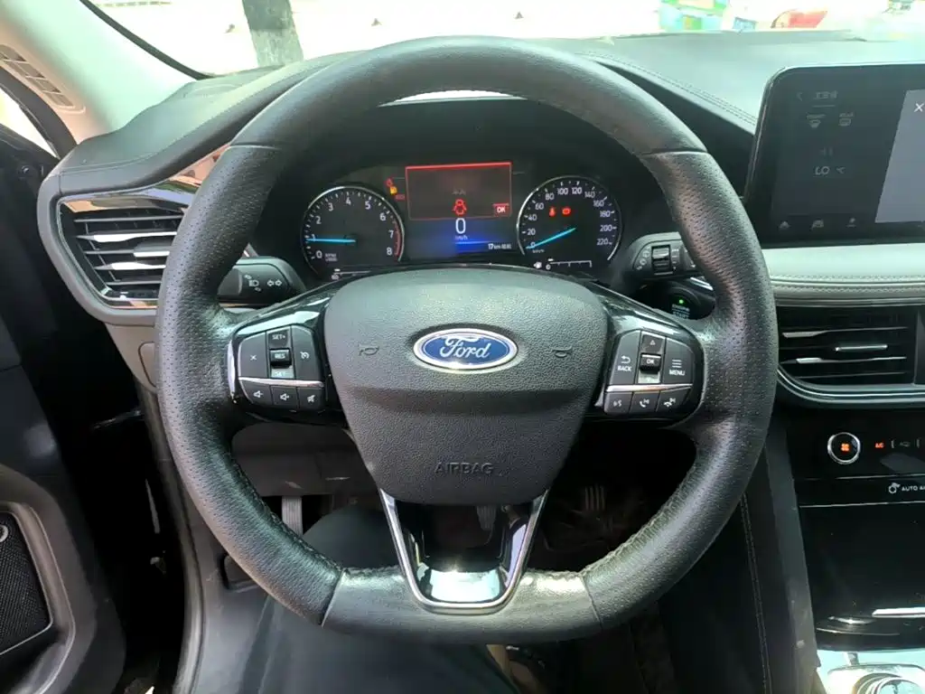 Ford Escape — фото 11