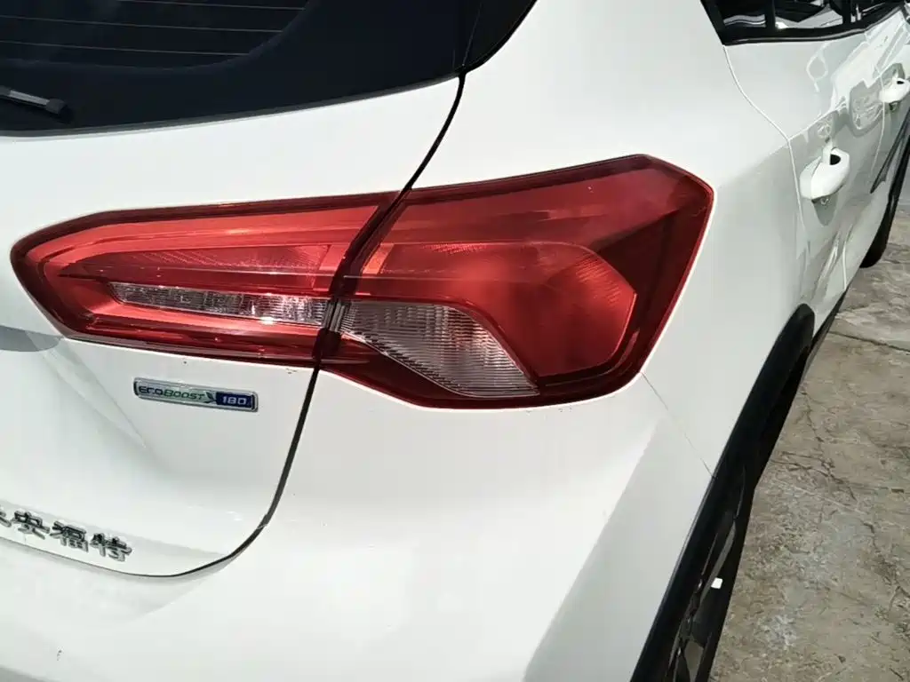 Ford Focus Active — фото 8