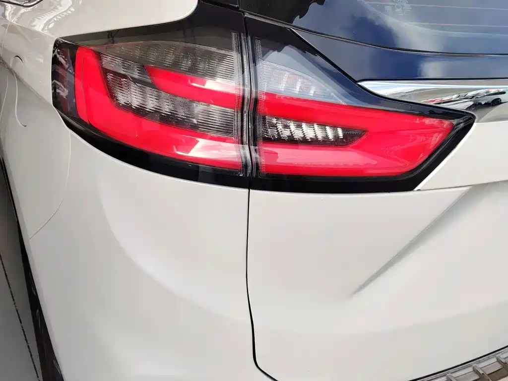 Ford Edge — фото 14