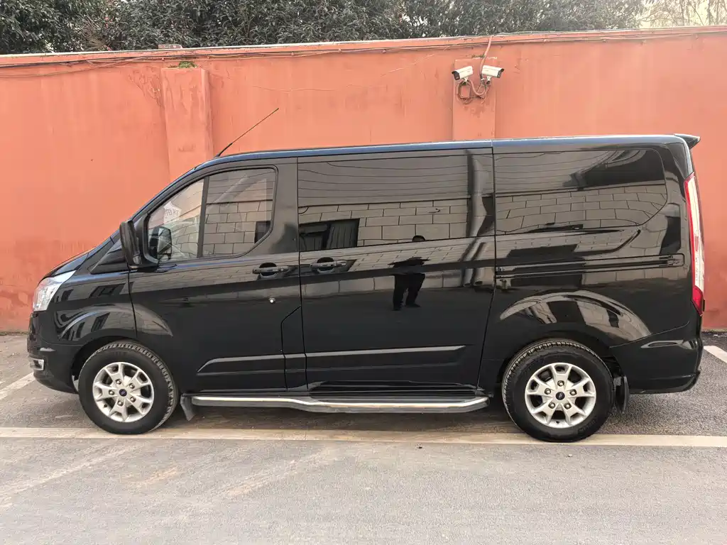 Ford Tourneo — фото 3