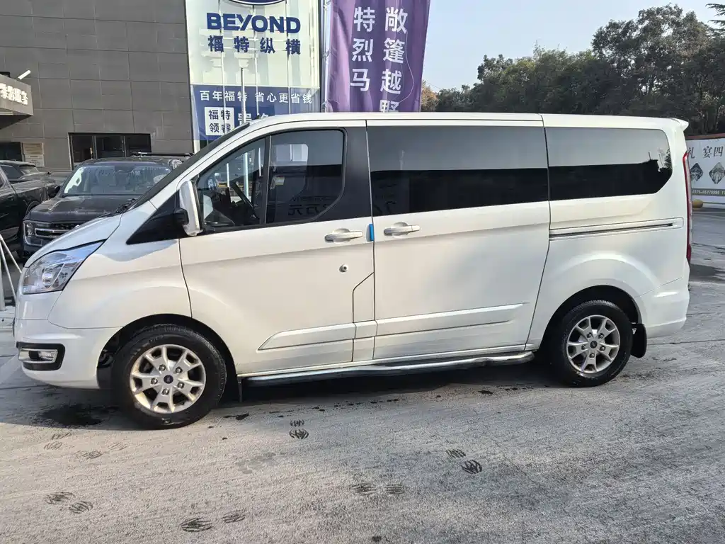 Ford Tourneo — фото 5